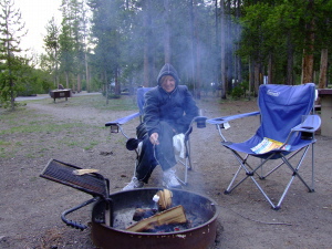 Mit Campingstühlen sitzt man nahe am Feuer